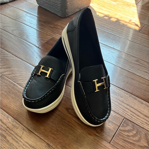 Shoes - 💙Black Loafers with Gold Accent